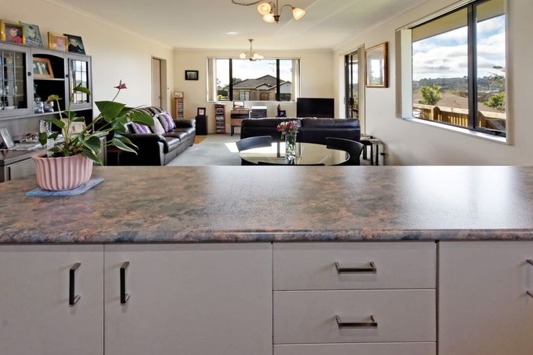 Photo of property in 2 Plumstead Rise, Glen Eden, Auckland, 0602