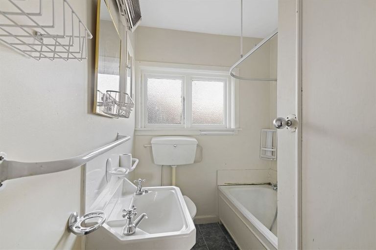 Photo of property in 122 Memorial Avenue, Burnside, Christchurch, 8053