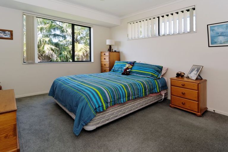 Photo of property in 2 Plumstead Rise, Glen Eden, Auckland, 0602