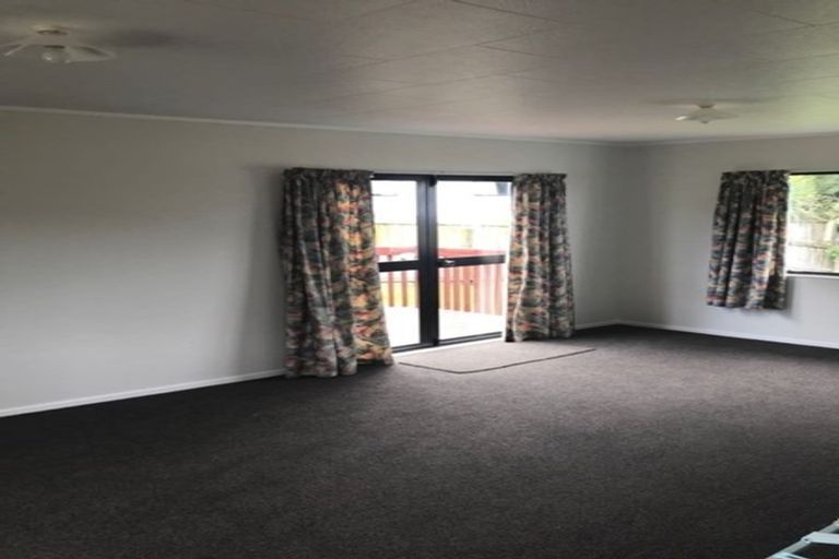 Photo of property in 1 Lowell Place, Massey, Auckland, 0614