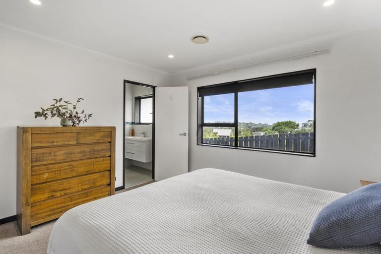 Photo of property in 1/870 Beach Road, Waiake, Auckland, 0630