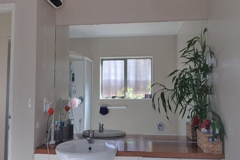 Photo of property in 2/227 Sunset Road, Sunnynook, Auckland, 0632