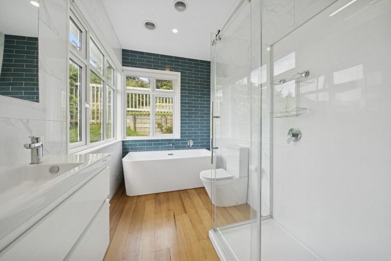 Photo of property in 144 Newlands Road, Newlands, Wellington, 6037