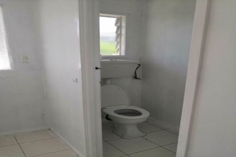 Photo of property in 30 Kingdale Road, Henderson, Auckland, 0610