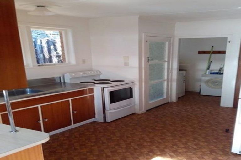 Photo of property in 25 Seaview Road, Marfell, New Plymouth, 4310