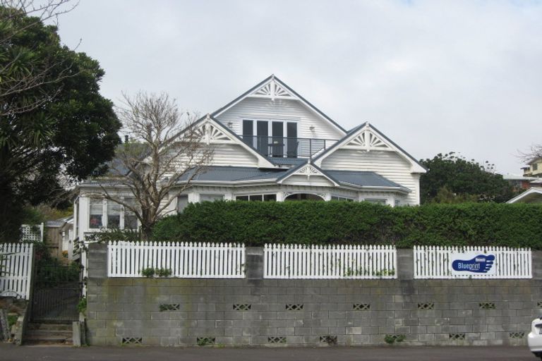 Photo of property in 327 Devon Street West, New Plymouth, 4310