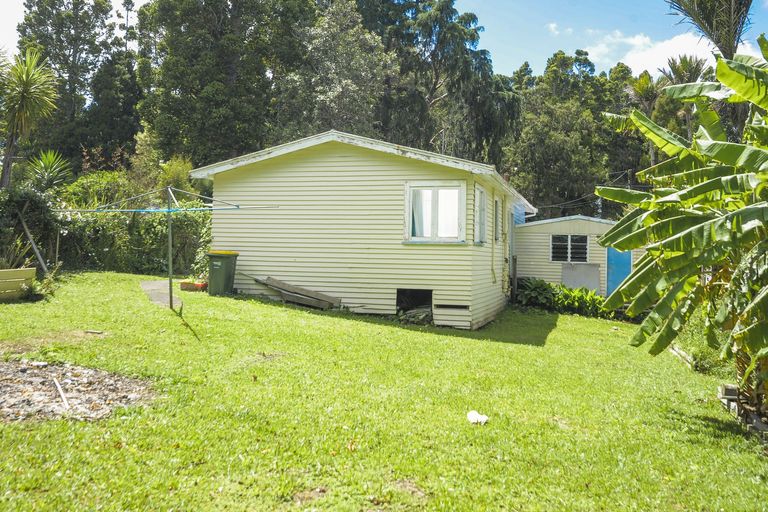 Photo of property in 25 Hollywood Avenue, Titirangi, Auckland, 0604