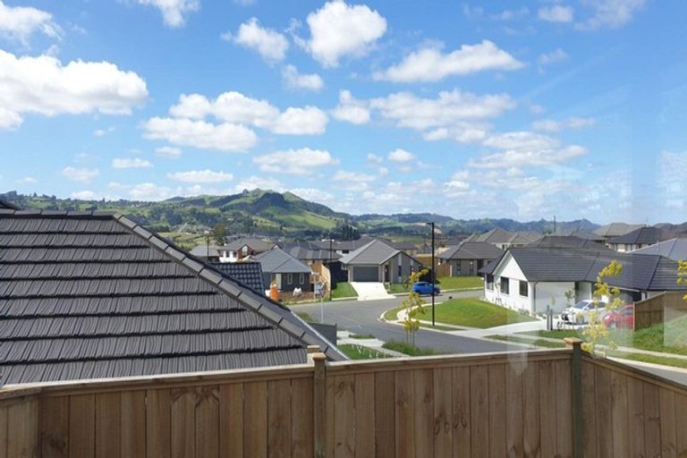 Photo of property in 10 James Elliot Way, Pokeno, 2402