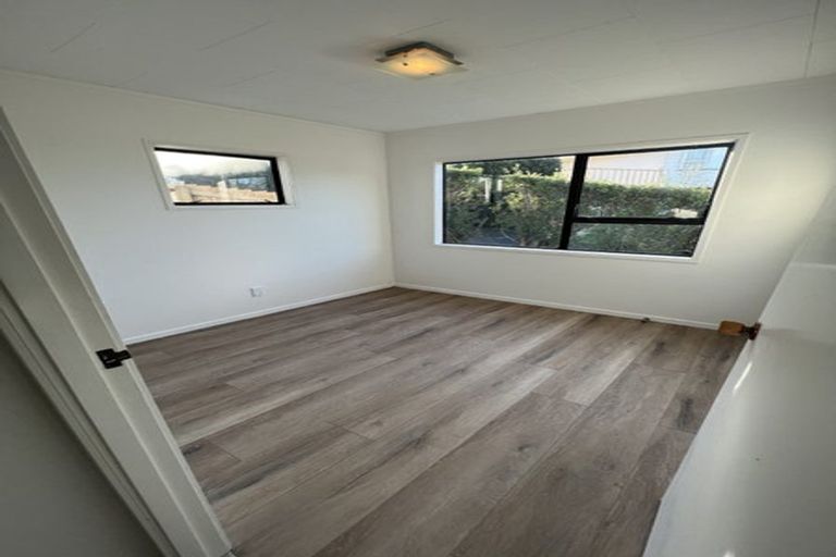 Photo of property in 13 Cottam Grove, Northcross, Auckland, 0632