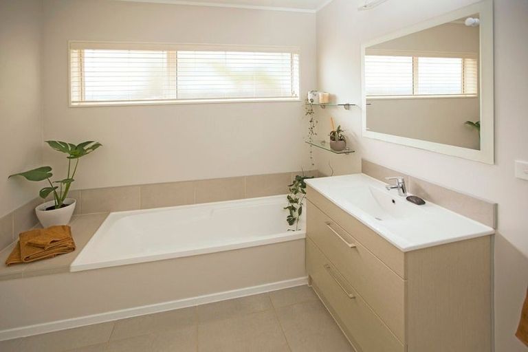 Photo of property in 22a Greta Place, Stanmore Bay, Whangaparaoa, 0932