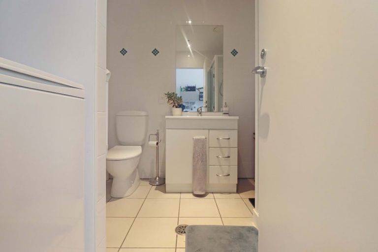 Photo of property in Stadium Garden Flats, 209/107 Thorndon Quay, Pipitea, Wellington, 6011