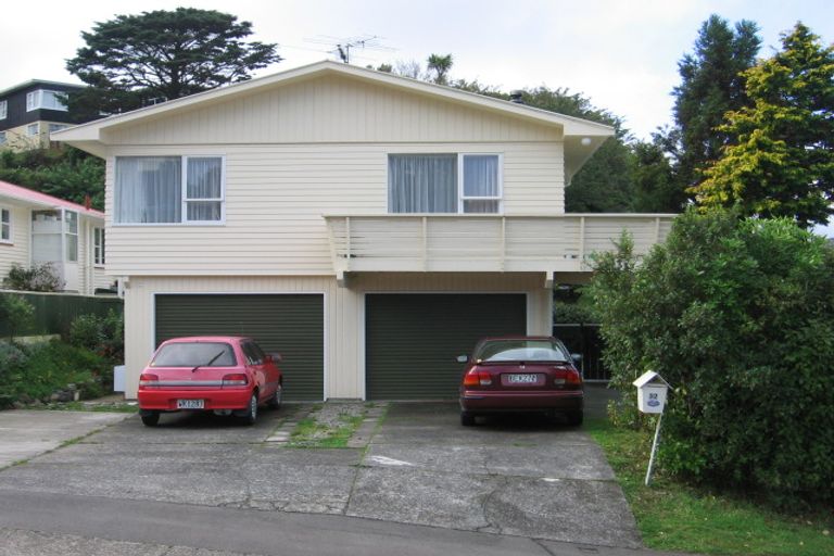 Photo of property in 32 Batchelor Street, Newlands, Wellington, 6037