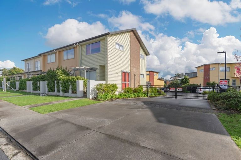 Photo of property in 24/11 Ray Small Drive, Papakura, 2110
