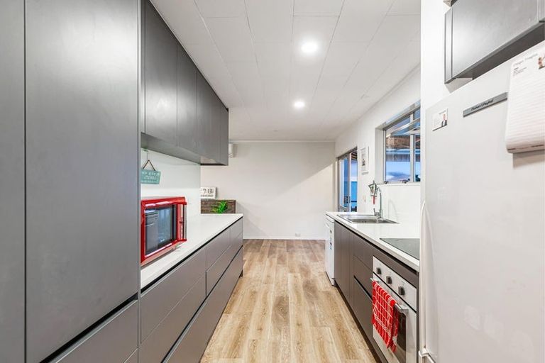 Photo of property in 12 Raelene Place, Massey, Auckland, 0614