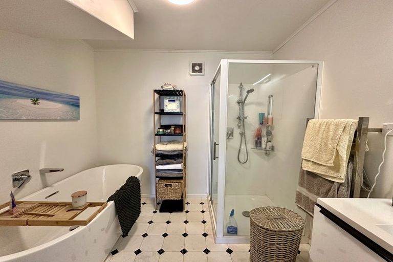 Photo of property in 24a Parklands Drive, Karori, Wellington, 6012