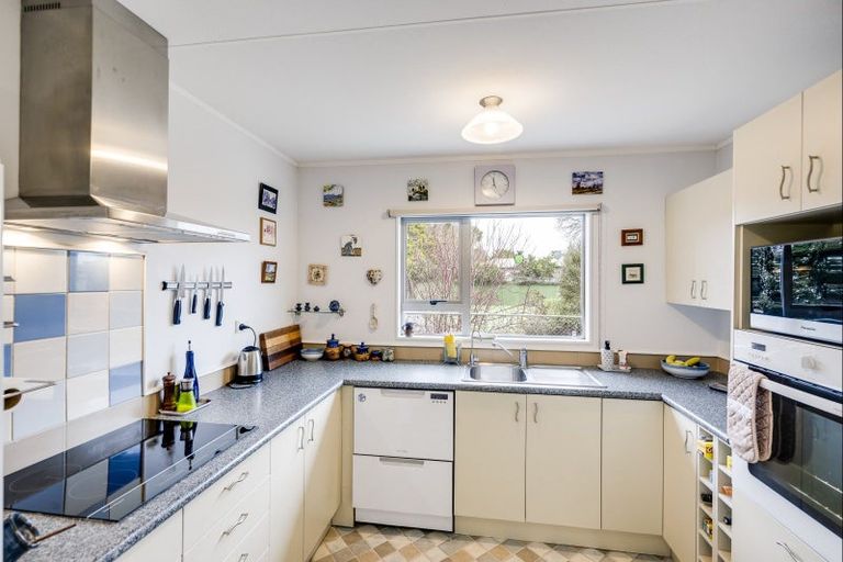 Photo of property in 233a Grove Road, Mayfair, Hastings, 4122