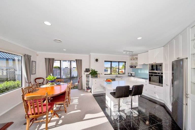 Photo of property in 12 Taylor Place, Merrilands, New Plymouth, 4312