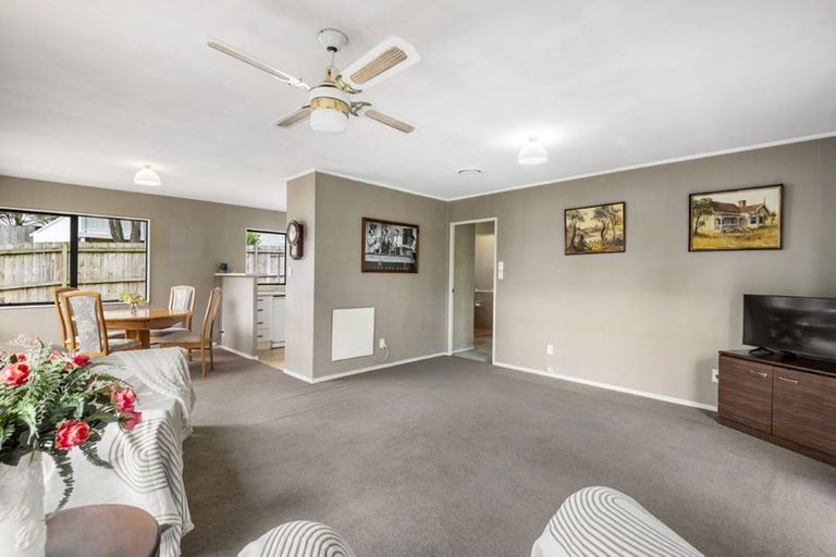 Photo of property in 2/18 Altair Place, Windsor Park, Auckland, 0632
