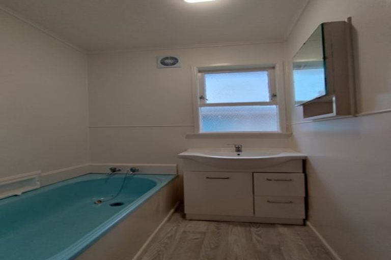 Photo of property in 5 Barnfield Place, Glendene, Auckland, 0602