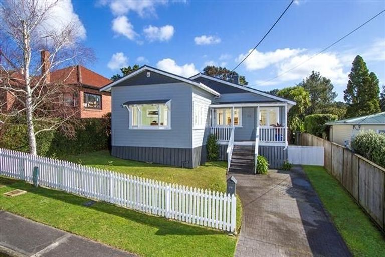 Photo of property in 24 Le Roy Terrace, Birkenhead, Auckland, 0626
