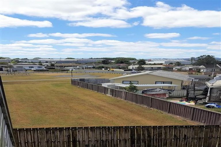 Photo of property in 2/24 Solveig Place, Randwick Park, Auckland, 2105