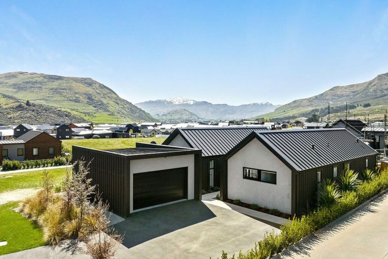 Photo of property in 52 Cunninghams Drive, Jacks Point, Queenstown, 9371