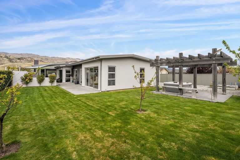 Photo of property in 15 De Bettencor Place, Mount Pisa, Cromwell, 9383