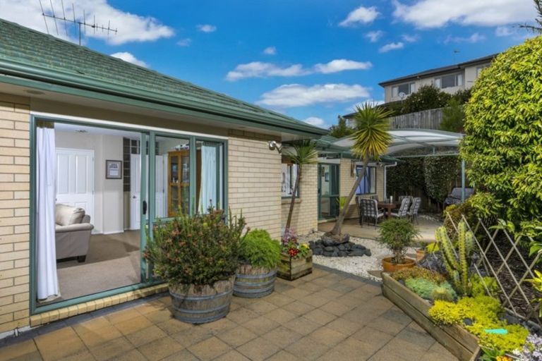 Photo of property in 6 Falstone Lane, Browns Bay, Auckland, 0630