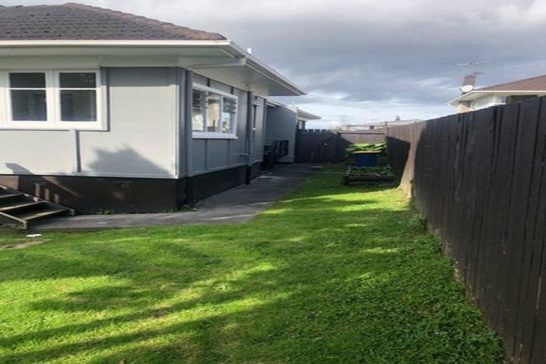 Photo of property in 112 Tirimoana Road, Te Atatu South, Auckland, 0602