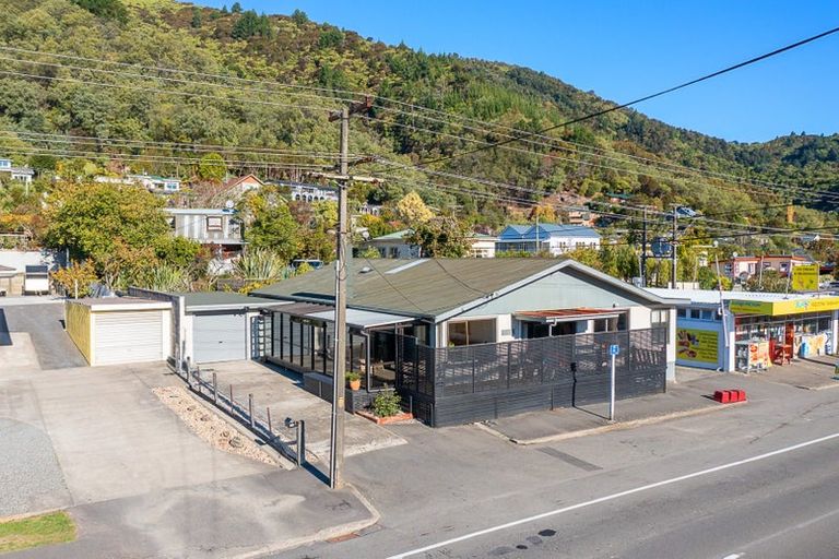 Photo of property in 102 Waikawa Road, Picton, 7220