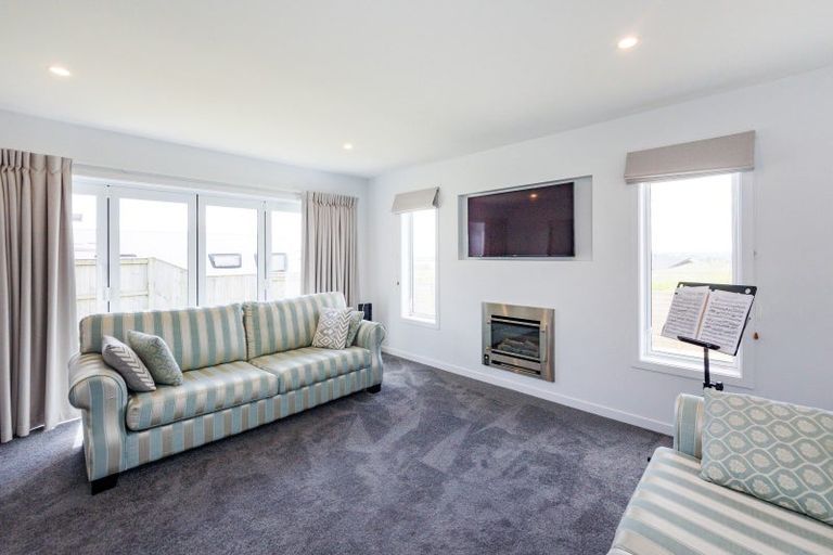 Photo of property in 23 Vaucluse Heights, Fitzherbert, Palmerston North, 4410