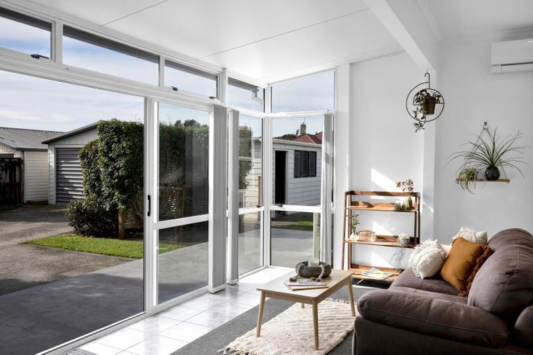 Photo of property in 143 Mangorei Road, Merrilands, New Plymouth, 4312