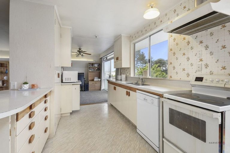 Photo of property in 37 Beaubank Road, Kelston, Auckland, 0602