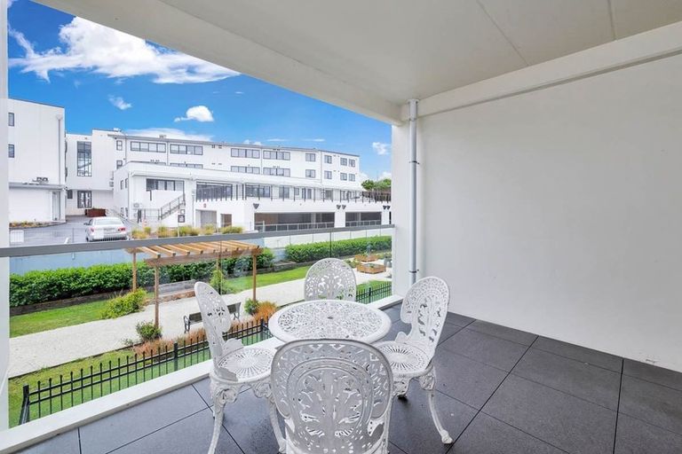 Photo of property in Apollo Apartments, 201/46 Rosedale Road, Rosedale, Auckland, 0632