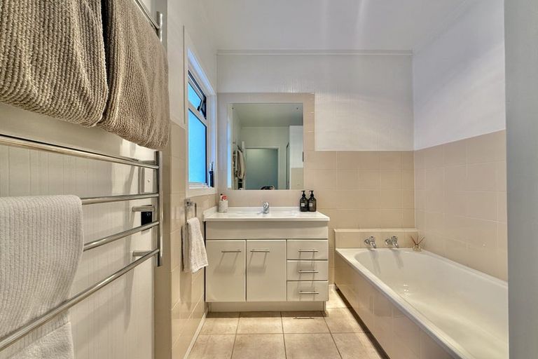 Photo of property in 26a Tower Hill, Stanmore Bay, Whangaparaoa, 0930