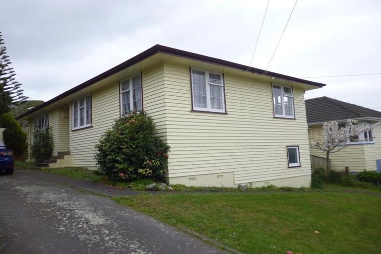 Photo of property in 1 Wakefield Terrace, Tawa, Wellington, 5028