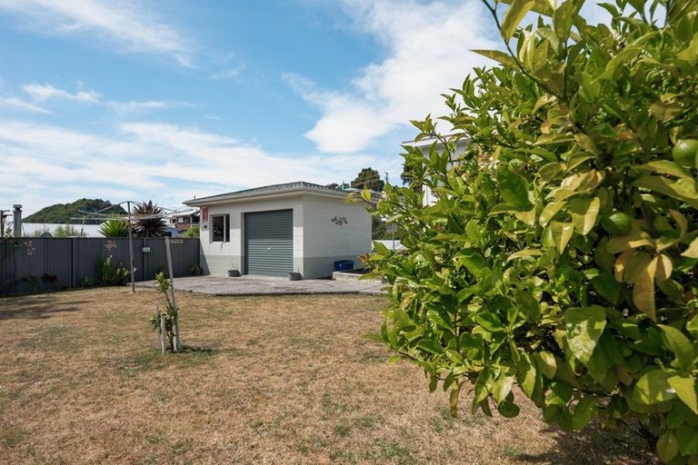 Photo of property in 23 Broadway, Picton, 7220