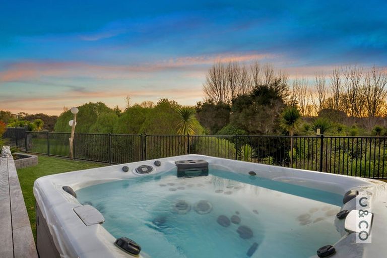 Photo of property in 21 Vogwill Road, Kumeu, 0810