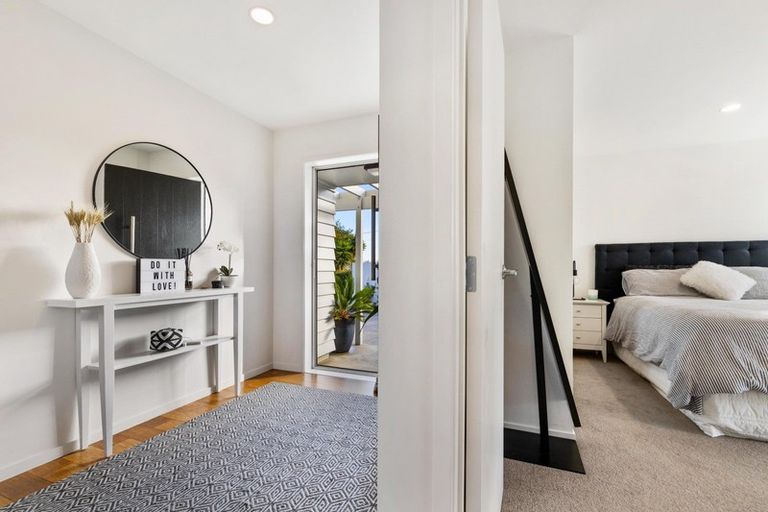 Photo of property in 2/10 Webb Place, Forrest Hill, Auckland, 0620