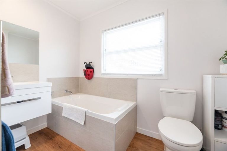 Photo of property in 2/137 Shakespeare Road, Milford, Auckland, 0620