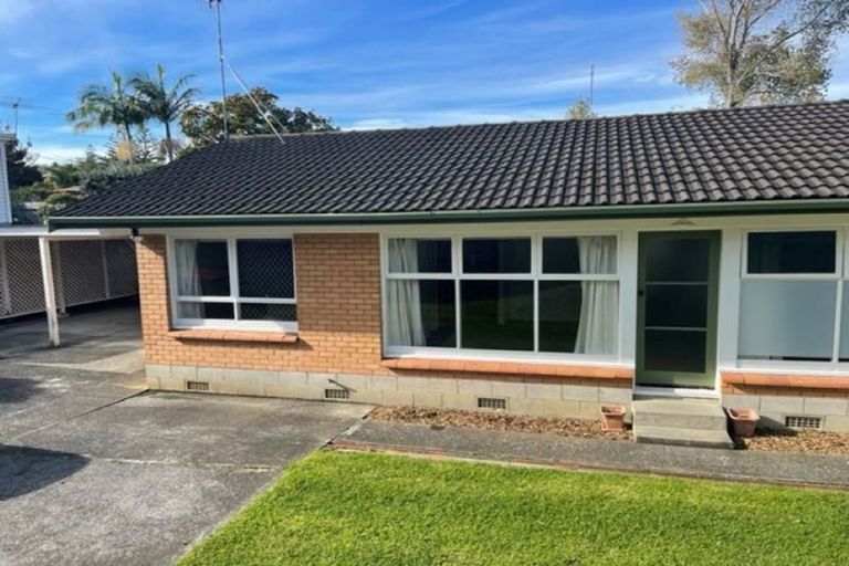 Photo of property in 2/7 Luplau Crescent, Cockle Bay, Auckland, 2014