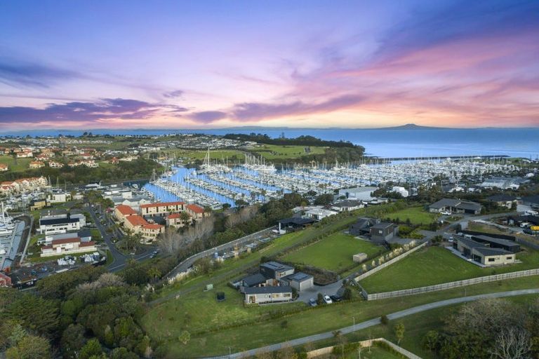 Photo of property in 9 Laguna Place, Matakatia, Whangaparaoa, 0930