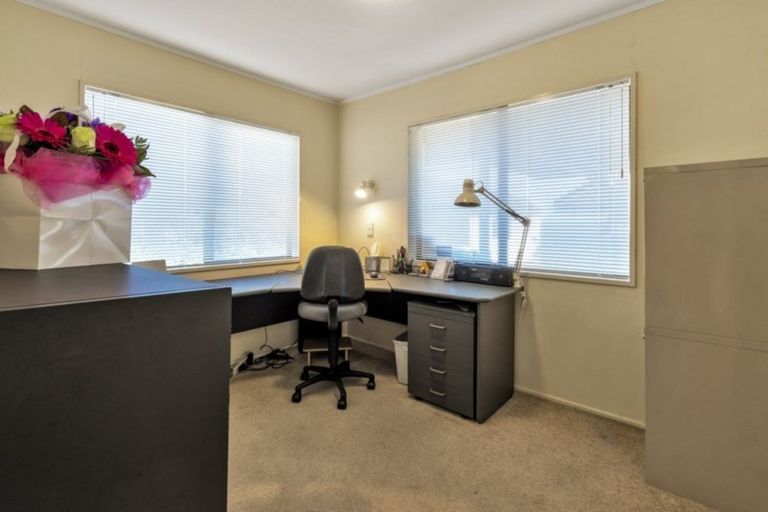 Photo of property in 2/20 Takutai Avenue, Bucklands Beach, Auckland, 2012