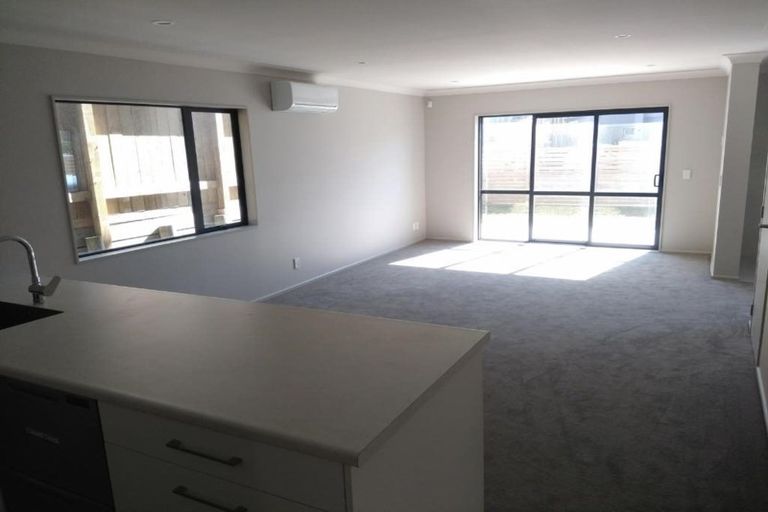 Photo of property in 3 Brindle Way, Newlands, Wellington, 6037