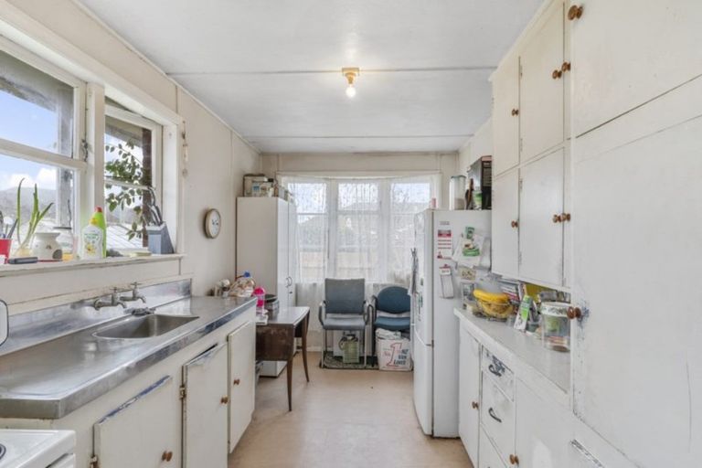 Photo of property in 214 Cambridge Terrace, Naenae, Lower Hutt, 5011