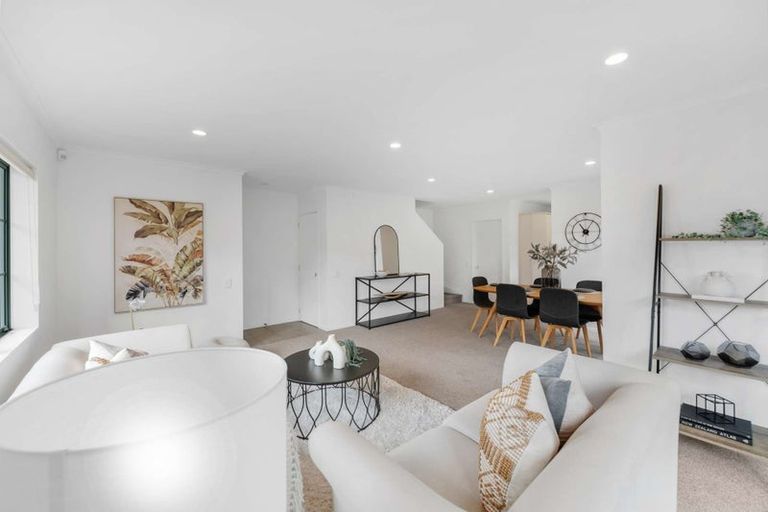 Photo of property in 2/202 Botany Road, Botany Downs, Auckland, 2010