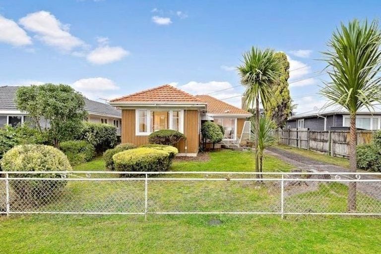 Photo of property in 14 Taikata Road, Te Atatu Peninsula, Auckland, 0610