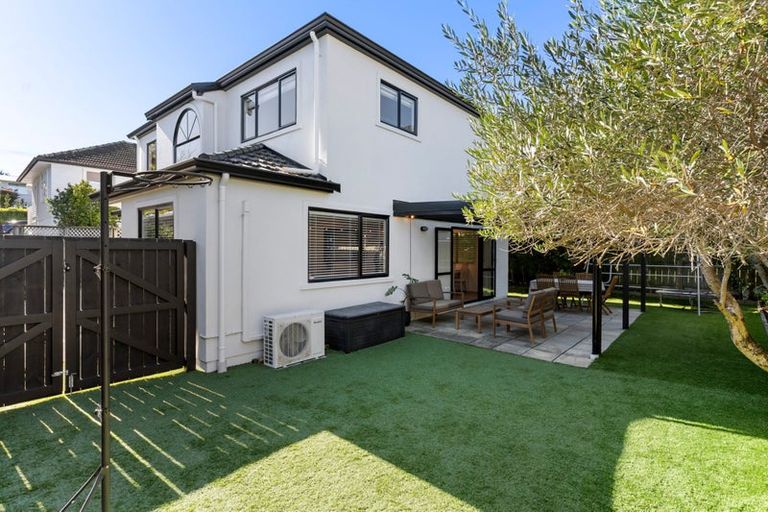 Photo of property in 2/34 Selwyn Crescent, Forrest Hill, Auckland, 0620