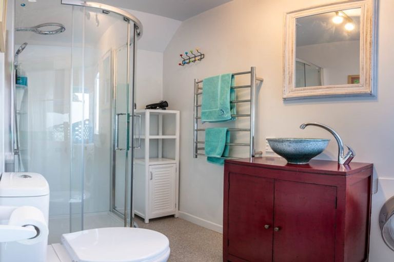 Photo of property in 147 Breaker Bay Road, Breaker Bay, Wellington, 6022