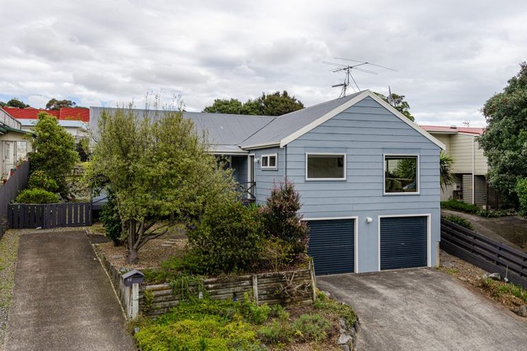 Photo of property in 52 Grays Road, Plimmerton, Porirua, 5026